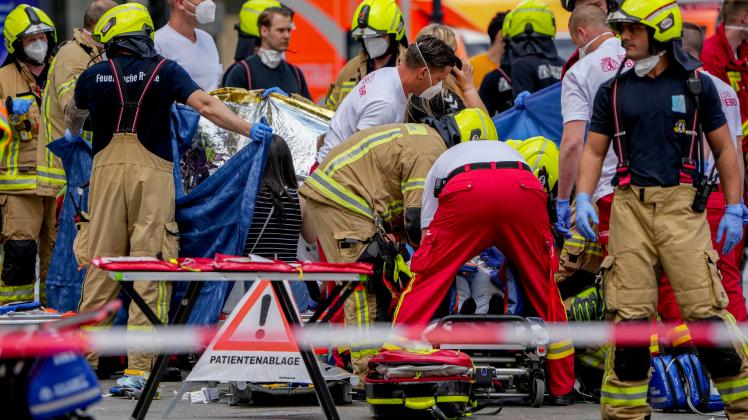 Auto fährt in Berlin in Menschenmenge