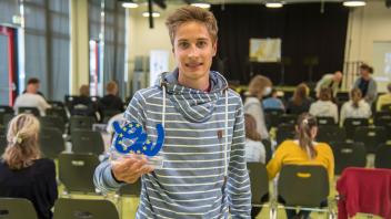 Der 18-jährige Abiturient Pontus Genz aus Giekau erhielt den Bundespreis mit der Auszeichnung als „Beste Arbeit“ für seinen Aufsatz zum Thema Düngemittelverordnung und deren Auswirkungen auf die Natur.