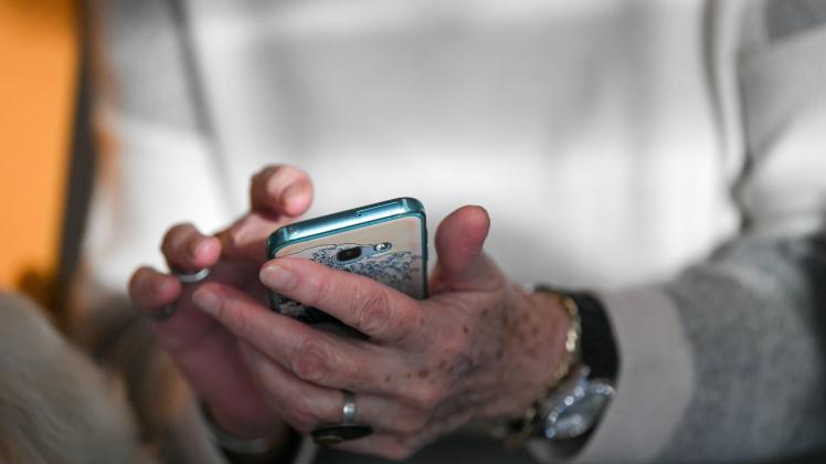 Senioren mit Smartphone