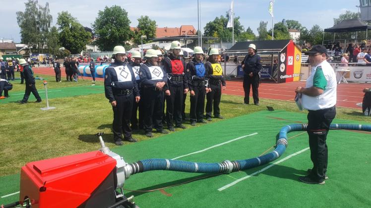 Hier erfahren die Kameraden der Wettkampftruppe der Kuhlenfelder Wehr bei den Deutschen Feuerwehmeisterschaften in Mühlhausen, dass ihr Lauf fehlerfrei war. Ein Grund dafür, dass sie sich für die Feuerwehr-Weltmeisterschaften in Slowenien qualifizierten.