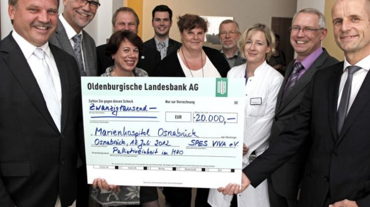 Reinhold Kassing (links) vom Förderverein Spes Viva übergibt eine Spende über 20000 Euro für die neue Palliativstation des MHO. 