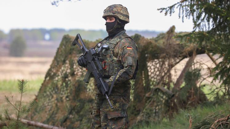 Niedersachsen, Munster: Militär Übung Wettiner Heide auf dem Übungsplatz. Die Übung findet mit bis zu 7.500 Soldatinnen