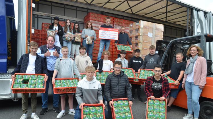Die Klasse 8c der Ludwig-Windthorst-Schule in Glandorf hat einen Sponsorenlauf organisiert, bei dem über 16.000 Euro für die Ukraine-Hilfe von Paul Harwerth zusammenkamen. 