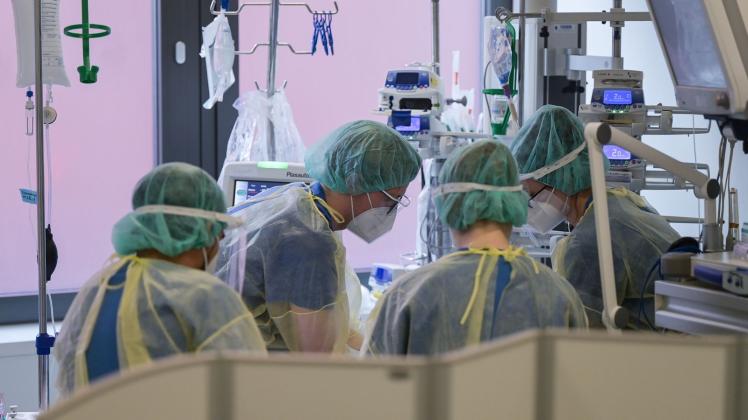 ARCHIV - Pflegekräfte, die in der Pandemie besonders belastet sind, sollen einen steuerfreien Corona-Bonus in der Höhe von 500 Euro erhalten. Foto: Sebastian Gollnow/dpa
