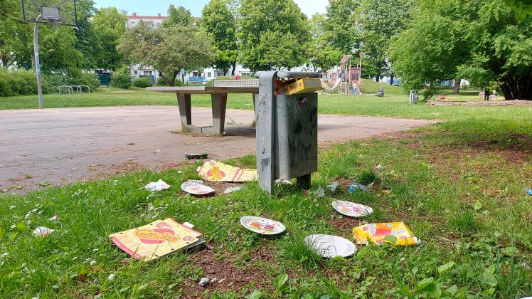 Immer wieder liegt eine Menge Müll sowie gefährliche Scherben auf dem Spielplatz in der Kieler Straße. Obwohl die SDS zwei Mal in der Woche vorbeifahren und aufräumen.