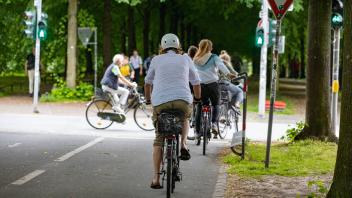 Radverkehr in Münster DEU, Deutschland, Nordrhein-Westfalen, Münster, 23.05.2022: Fahrradfahrer auf der Promenade in Mün