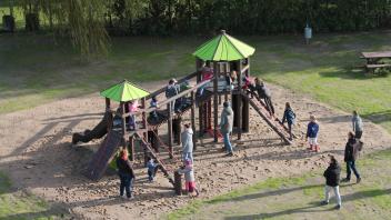 Diese Kletterkombination gehÃ¶rt zu den beliebten Attraktionen des neuen Kinderspielplatzes in Nostorf.