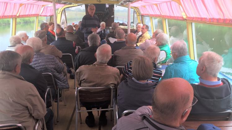 Der Historiker Franz-Josef Hawighorst (stehend) ließ den Hollager Kolping-Senioren auf einer Bootstour die Geschichte des Kanals lebendig werden. 