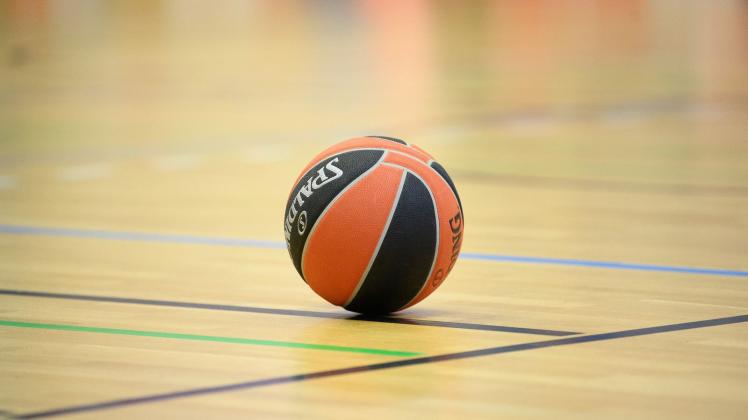 ARCHIV - Ein Ball liegt auf einem Basketball-Spielfeld. Foto: Soeren Stache/dpa-Zentralbild/dpa/Symbolbild