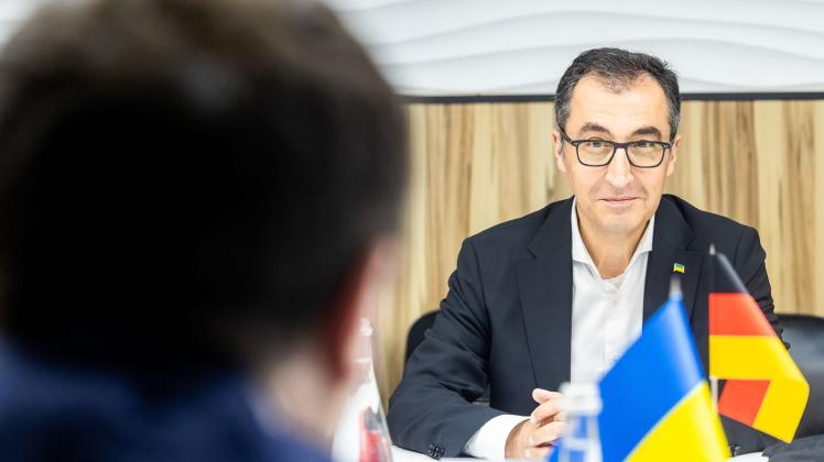 HANDOUT - Bundesagrarminister Cem Özdemir im Gespräch mit seinem ukrainischen Amtskollegen Mykola Solskyj (l). Foto: Leon Kügeler/BMEL/Photothek/dpa - ACHTUNG: Nur zur redaktionellen Verwendung im Zusammenhang mit der aktuellen Berichterstattung und nur mit vollständiger Nennung des vorstehenden Credits