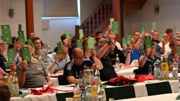 71 Stimmberechtigte erschienen auf dem 3. Außerordentlichen Verbandstag des Landesfußballverbandes im Güstrower Bürgerhaus.