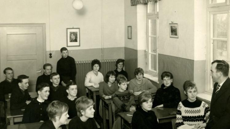 1963: So lernten die Mittelschüler vor 50 Jahren bei ihrem Lehrer Paul Milsmann (rechts). 

            

              