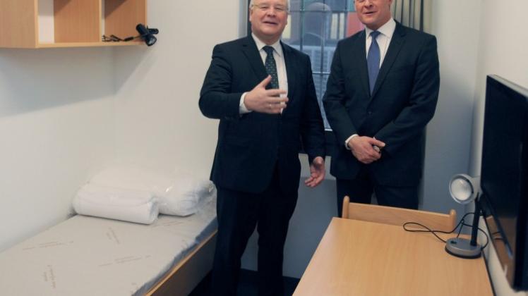 Niedersachsens Justizminister Bernd Busemann (links,CDU) und Anstaltsleiter Arne Wieben in einem Haftraum der neu eröffneten Justiz-Vollzugsanstalt (JVA) Bremervörde. 