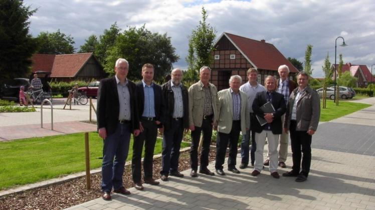 Zum Abschluss der Dorferneuerung trafen sich Ludwig Pleus (von links), Alois Winkeler, Günter Bölscher, Thomas Honnigfort, Bernhard van der Ahe, Christian Lüske, Alfons Brümmer, Werner Lüsle und Heinrich Rojahns. 