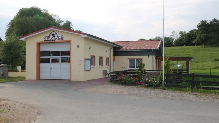 Fest steht allerdings: das Feuerwehrhaus in Liensfeld (Foto) muss ebenso erneuert werden, wie das Feuerwehrhaus in Bosau. Doch das wird erst der Anfang sein.