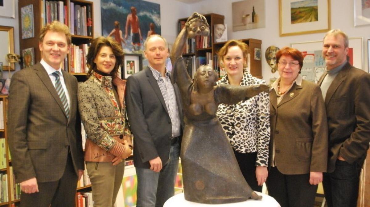 Mäzenin schenkt der Stadt Lingen Bronzeskulptur der