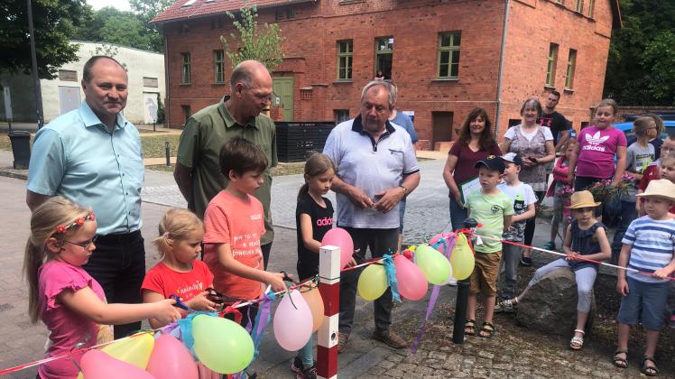 Eröffnung des Spielplatzes in Bad Wilsnack mit Kindern und Verantwortlichen.