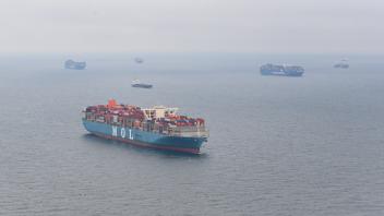 Wartende Containerschiffe in der Deutschen Bucht