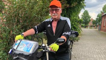 Starradler Norbert Weise mit seinem Rad am Zielort Heimatverein “Heimaotschüün“ in Groß Breese