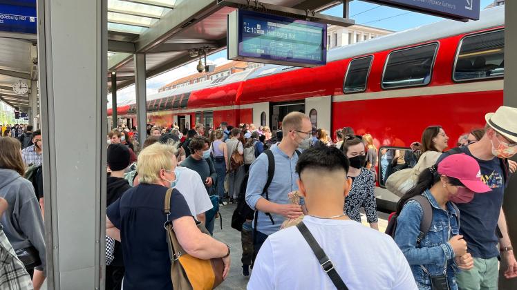 Der Andrang beim RE1 von Schwerin Richtung Hamburg ist auch dieses Wochenende groß.