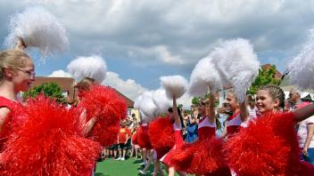 Die Mädchen Cheerleader-Gruppe der Crivitzer Grundschule sorgten für viel gute Stimmung auf dem Marktplatz. 