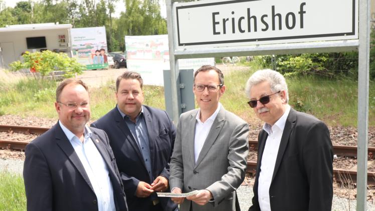 Ziehen an einem Strang bei der Verlängerung der Linie 8 (v. l.): Die Bürgermeister Stephan Korte (Stuhr) und Frank Seidel (Weyhe) sowie Thorsten Harder und Matthias Zimmermann von der BSAG.