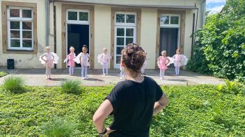 Julia Glas und ihre Tanzlehrerinnen bringen frischen Wind in die Bissendorfer Kirchengemeinde. Im Vorfeld des Gemeindefestes probte auch das Baby-Ballett.