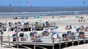 Wenn man genau hinschaut: nicht ein einziger freier Strandkorb am Ordinger Strand. Da wird sich Tourismusdirektorin Katharina Schirmbeck über klingelnde Kassen freuen...