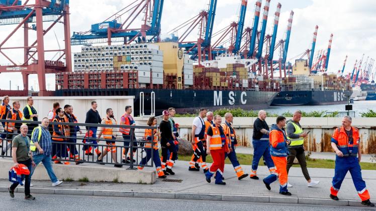 dpatopbilder - Hafenarbeiter am Donnerstag auf dem Weg zu einer Streikversammlung in Hamburg. Foto: Markus Scholz/dpa