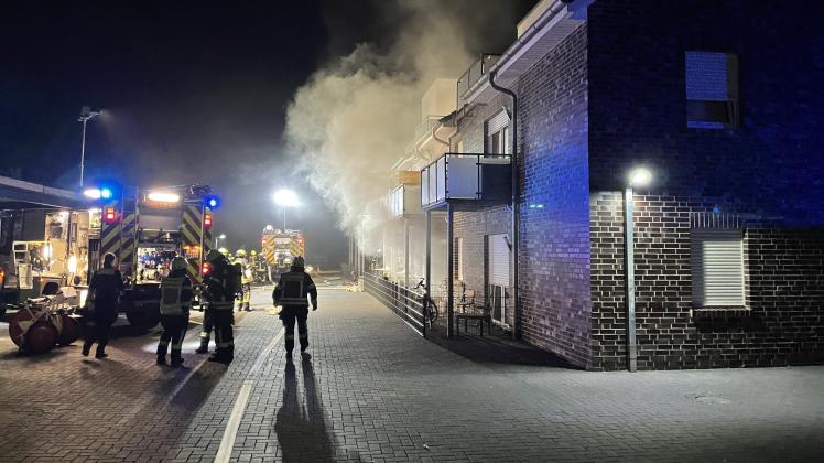 Hoher Sachschaden ist in der Nacht zu Sonntag durch einen Brand in einem Mehrfamilienhaus am Hauptkanal in Papenburg entstanden. 