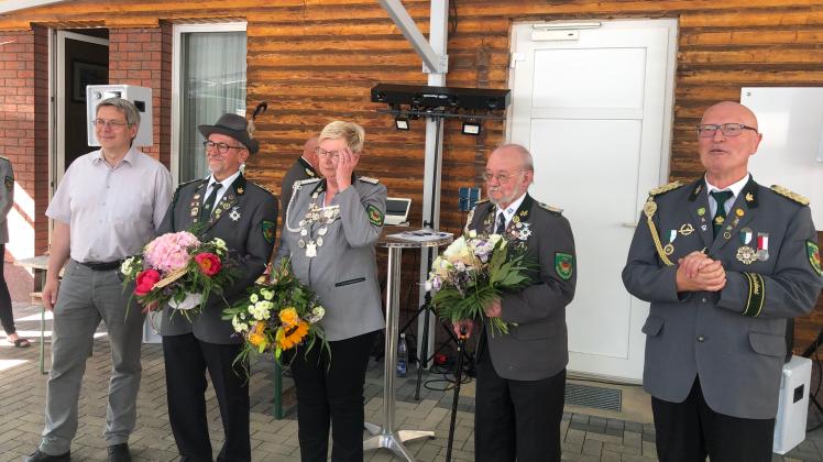 Von links: Bürgermeister und Ehrenmitglied Oliver Hermann, 1. Ritter Heinz Wiesenberg, Königin Ruth Wiesenberg, 2. Ritter Ulrich Kinzel und Präsident Ingo Rudowski. 