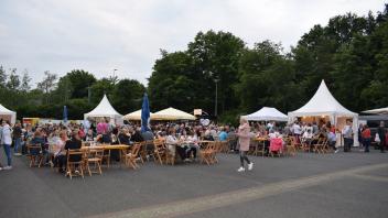 Während des gesamten Festwochenendes waren alle Tische und Stühle auf dem Tomblaineplatz in Hasbergen belegt. So wurde genossen die Besucher ein echtes Volksfest.