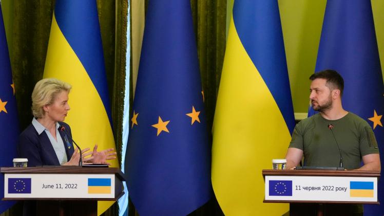 EU-Kommissionspräsidentin Ursula von der Leyen und der ukrainische Präsident Wolodymyr Selenskyj. Foto: Natacha Pisarenko/AP/dpa