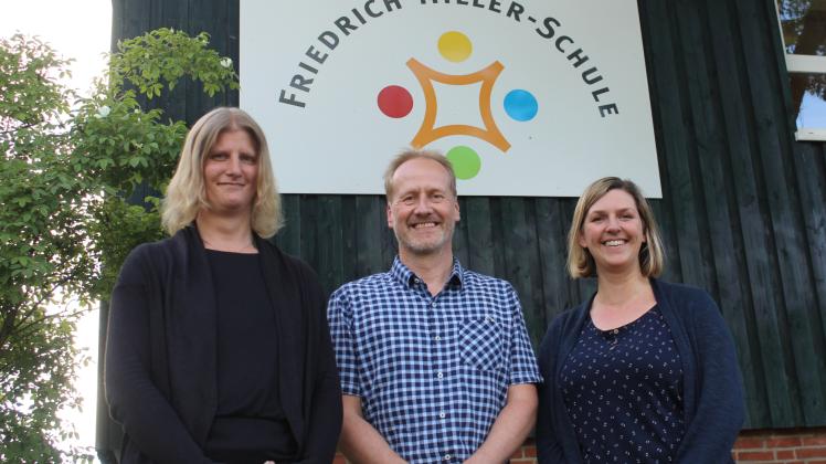 Sie lenken zukünftig die Geschicke des Schulvereins der Friedrich-Hiller-Schule in Schönwalde: Katja Hamer (Kassenführung), Jörg Bouman (1. Vorsitzender) und Alina Ahrens (2. Vorsitzende und Schriftführung).