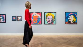 Defilee der Berühmtheiten von Marilyn Monroe bis Ingrid Bergman: Blick in die Ausstellung Andy Warhols in Münster. Foto: Hanna Neander