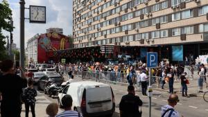 Lange Schlange vor einer Filiale des russischen McDonald&apos;s-Nachfolgers in Moskau. Foto: Hannah Wagner/dpa