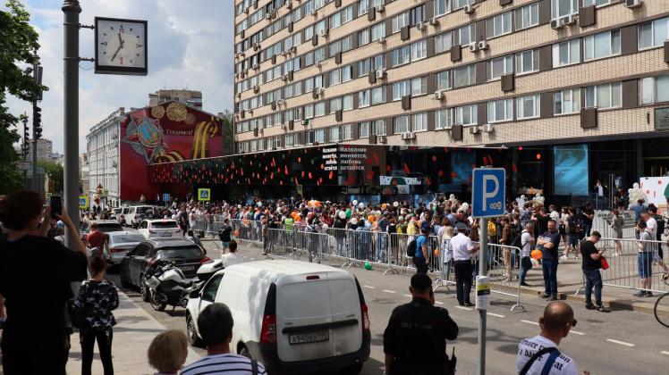 Lange Schlange vor einer Filiale des russischen McDonald's-Nachfolgers in Moskau. Foto: Hannah Wagner/dpa