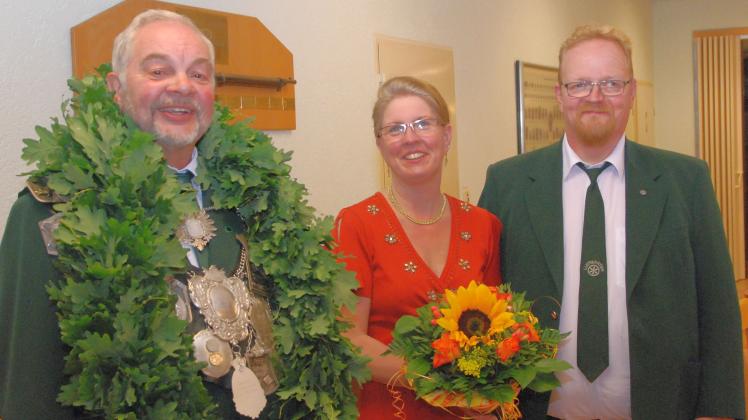 Schützenkönig 2022 Wolfgang Wittig mit den Damenadjudanten Birgit und Carsten Dieckmann