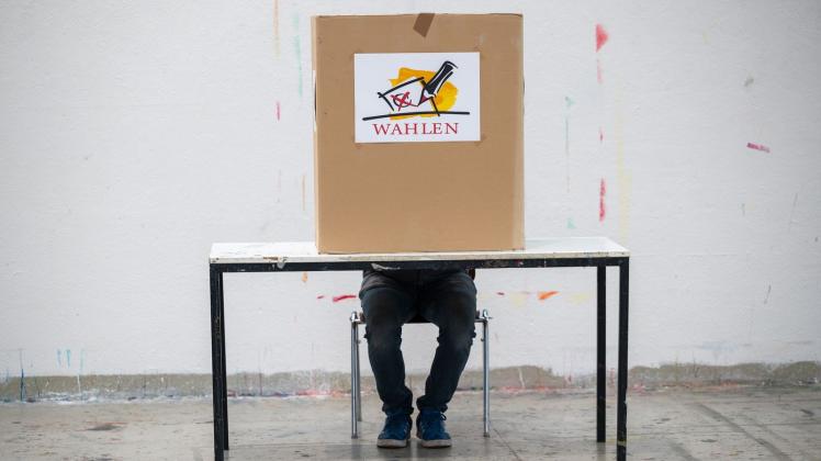 ARCHIV - Ein Wahlberechtigter sitzt im Wahllokal. Foto: Harald Tittel/dpa/Symbolbild