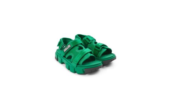 HANDOUT - Ein Hingucker, nicht nur wegen der Farbe: Mit Chunky Sandals hat man viel Material am Fuß. Dieses Beispiel stammt von Baum und Pferdgarten (ab ca. 200 Euro). Foto: Baum Und Pferdgarten/dpa-tmn - ACHTUNG: Nur zur redaktionellen Verwendung im Zusammenhang mit dem genannten Text und nur bei vollständiger Nennung des vorstehenden Credits HANDOUT - Ein Hingucker, nicht nur wegen der Farbe: Mit Chunky Sandals hat man viel Material am Fuß. Dieses Beispiel stammt von Baum und Pferdgarten (ab ca. 200 Euro). Foto: Baum Und Pferdgarten/dpa-tmn - ACHTUNG: Nur zur redaktionellen Verwendung im Zusammenhang mit dem genannten Text und nur bei vollständiger Nennung des vorstehenden Credits