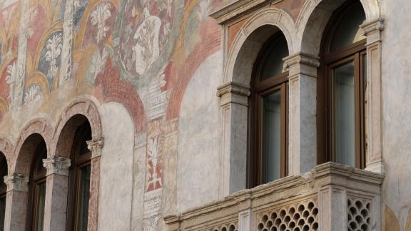 ARCHIV - Auf der Fassade des Palazzo Alberti Colico überlagern sich zwei Fresken aus dem 15. und 16. Jahrhundert. Foto: Florian Sanktjohanser/dpa-tmn