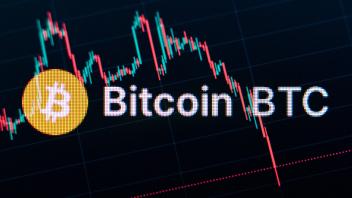 Das Logo der Kryptowährung Bitcoin ist auf Trading View auf dem Monitor eines Computers in einem Büro zu sehen. Rottwei