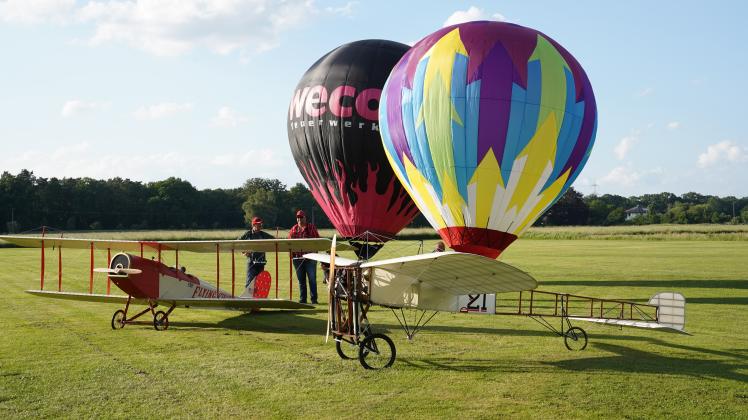 Die Stars des Flugtages: Zwei ferngesteuerte Heißluftballone, der Doppeldecker „Curtiss Jenny“ und ein Nachbau des Flugzeugs, mit dem zum ersten Mal ein Mensch den Ärmelkanal überflog.