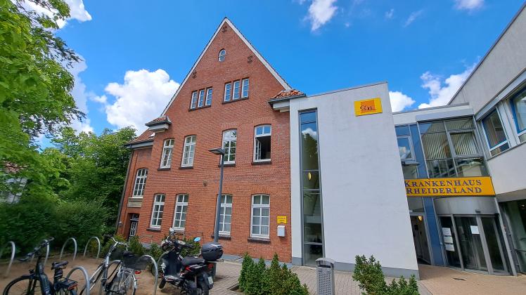 Das alte Gebäude neben dem Haupteingang des Krankenhauses Rheiderland soll einem neuen Trakt weichen.