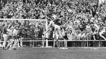 Volle Ränge und die Zuschauer dicht am Spielfeld. Das macht den Mythos Paulshöhe aus. Wie auch hier im Pokalhalbfinale 1990, als Dynamo Schwerin (dunkel) Lokomotive Leipzig empfingen und die Ränge voll waren.