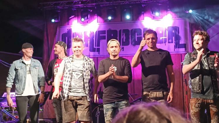 Gemeinsam mit ihrer Band bespielten die „Dorfrocker“ Tobias, Markus und Philipp (von links) am Freitagabend den gut besuchten Kurgarten Schledehausen.