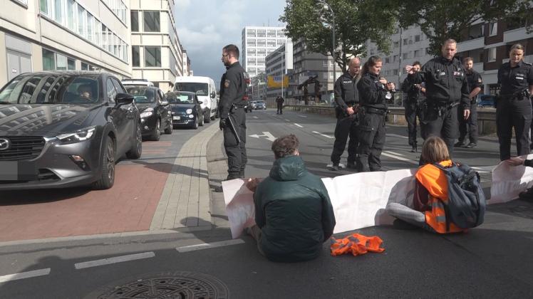 Zum wiederholten Mal haben sich Aktivisten der Gruppe „Letzte Generation“ am Montag mit Sekundenkleber auf dem Rembertiring in Bremen festgeklebt. 