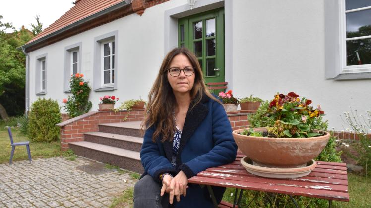 Fotografin Kristin Schnell sitzt vor ihrem Haus in Warnow bei Grevesmühlen.