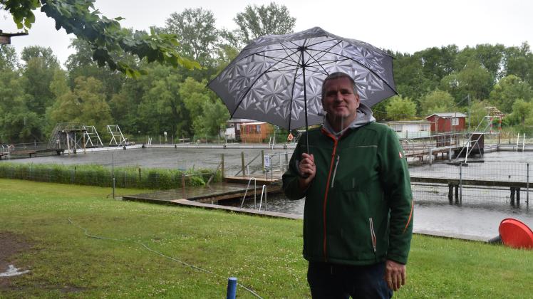 Statt Regenschirm würde Uwe Richter lieber den Sonnenschirm aufspannen. Aber seit dem Saisonauftakt des Rostocker Flussbades am 1. Mai war erst fünf Tage geöffnet. 