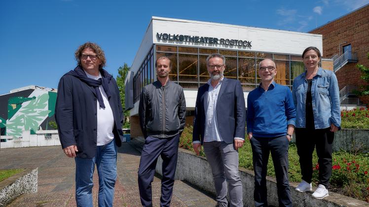 Marcus Bosch (v.l.), Henrik Kuhlmann, Ralph Reichel, Rainer Holzapfel und Katja Taranu haben viel vor für die neue Spielzeit des Rostocker Volkstheaters.